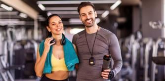 Un chico y una chica disfrutan del deporte gracias al equipamiento de Under Armour