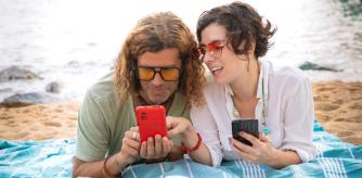 Una pareja echa un vistazo a las mejores ofertas del día en Amazon