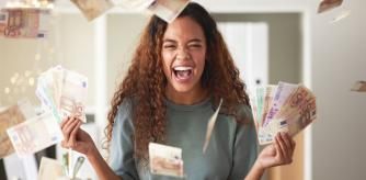 Una mujer celebra la inyección de dinero en efectivo gracias al regalo promocional por domiciliar su nómina