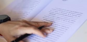 Una mujer con un bolígrafo, señala una escritura de compraventa de una hipoteca, a 30 de mayo de 2022, en Madrid (España). Los portales inmobiliarios han destacado el crecimiento del 18% en la firma de hipotecas sobre viviendas hasta su mayor cifra en 11 años (43.378 préstamos). Sin embargo, están a la espera de los efectos a largo plazo del avance de la invasión de Ucrania por parte de Rusia o los cambios en la política monetaria del BCE, que ya ha puesto encima de la mesa subidas de tipos, lo que tiene en consecuencia el encarecimiento de los préstamos para la compra de vivienda.
Según una estadística del Instituto Nacional de Estadística (INE), ‘’el crecimiento de la firma de hipotecas se mantendrá mínimo hasta el verano’’.