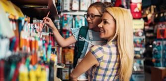 Una madre ayuda a su hija a escoger lápices para la vuelta al cole