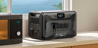 Estación energética dando energía a un microondas en la cocina