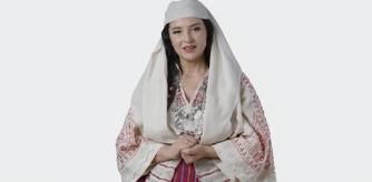 Diella es representada como una mujer con un vestido tradicional albanés