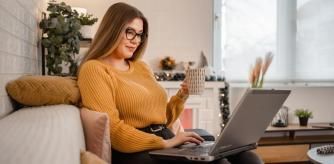 Mujer solicitando préstamo rápido online solo con DNI