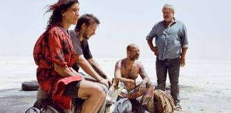 Un fotograma de Sirat, la película original de Movistar Plus+ que se llevó un premio en el Festival de Cannes