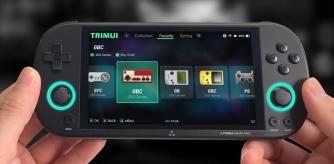 Unas manos cogiendo la consola portátil.