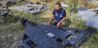 Kharkiv (Ukraine), 19/09/2025.- An employee of the Kharkiv regional prosecutor's office inspects military debris, including missiles, drones, and ammunition, collected and stored as evidence of Russian shelling, in Kharkiv, northeastern Ukraine, 19 September 2025. Kharkiv and its surrounding areas have been under heavy shelling since Russia launched its full-scale invasion of the country in February 2022. According to the United Nations, Ukraine is one of the most mined countries in the world, with over 20 percent of its land at risk of contamination. (Rusia, Ucrania) EFE/EPA/SERGEY KOZLOV