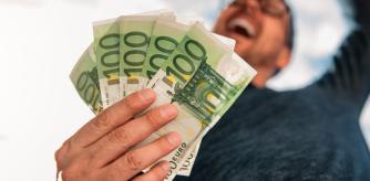 Joven empresario contento tras recibir crédito rápido por internet