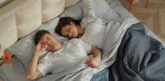 Descubre los tipos de edredón ideales para dormir a pierna suelta este otoño