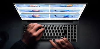 Unas manos trabajando con el ordenador