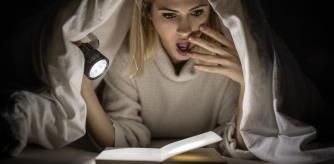Una ávida lectora alucina mientras lee una novela de terror en casa
