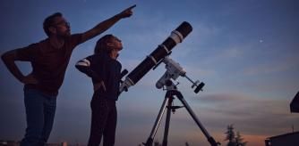 Un padre y su hija observan el firmamento en busca de cometas y estrellas