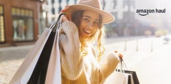 Una chica sonríe tras aprovechar los descuentos y precios mínimos de Amazon Haul