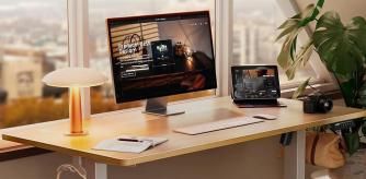 El escritorio con un ordenador y un tablet