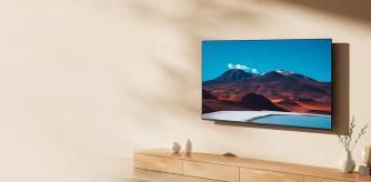 Televisión Xiaomi colgada en la pared.