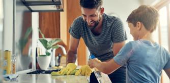 Un padre y un hijo limpian la cocina con los productos comprados en Amazon Haul