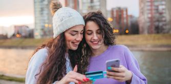 Dos amigas alucinan con los grandes descuentos de AliExpress en una amplia gama de productos