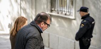 El exasesor Koldo García y su abogada Leticia de la Hoz a su llegada al Tribunal Supremo, a 27 de noviembre de 2025, en Madrid (España). El magistrado del Tribunal Supremo, Leopoldo Puente, ha citado al exministro José Luis Ábalos y al exasesor Koldo García a comparecer hoy para decidir si les envía a prisión, como piden las acusaciones populares lideradas por el PP, de cara al juicio que se celebrará en contra de ambos por presuntas irregularidades en los contratos de mascarillas adjudicados por Transportes durante la pandemia.