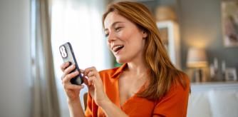 Una mujer revisando las ofertas de los productos más vendidos en el Black Friday 2025