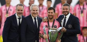 FORT LAUDERDALE, FLORIDA - DECEMBER 06: José Mas, Jorge Mas and Sir David Beckham, co-owners of Inter Miami CF pose with the Champion's trophy next to Lionel Messi #10 after winning the Audi 2025 MLS Cup Final match between Inter Miami CF and Vancouver Whitecaps FC at Chase Stadium on December 06, 2025 in Fort Lauderdale, Florida. Maddie Meyer/Getty Images/AFP (Photo by Maddie Meyer / GETTY IMAGES NORTH AMERICA / Getty Images via AFP)