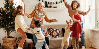 Una familia celebra la Navidad mientras espera sus pedidos de AliExpress