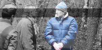 José Manuel Rodríguez Lamas, alias 'El Pulpo', esposado y con gorro, habla con el inspector jefe Santiago Rodríguez, en 2005