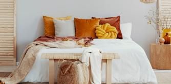 Dormitorio con edredón en blanco roto