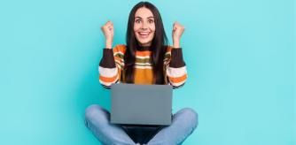 Mujer con el ordenador