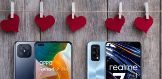Móviles para regalar en San Valentín colocados sobre fondo de madera con decoración de corazones rojos