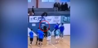 Un árbitro cae desplomado tras la agresión de un visitante aficionado en un partido de fútbol sala