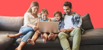 Una familia descubre las mejores ofertas del día en AliExpress