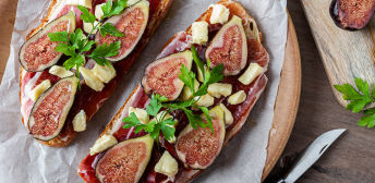 Tostadas de higos con jamón y brie