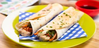 Las fajitas admiten mil maneras distintas de rellenarlas y, de esta forma, incorporar alimentos nuevos a la dieta de toda familia, ya que a esta elaboración nadie logra resistirse. Son fáciles de preparar… y de comer, así que incluso puedes improvisar con ellas un pícnic en la terraza.