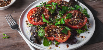 Ensalada de tomates con berros y vinagreta de avellanas