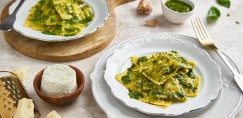 Raviolis rellenos de mató, espinacas y beicon