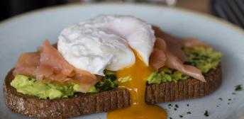 Tostada de aguacate, salmón y huevo