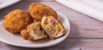 Huevos rellenos con carne adobada