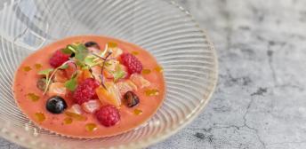 Sopa fría de frutos rojos con salmón ahumado