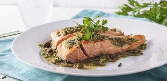 Salmón a la parrilla con vinagreta de alcaparras