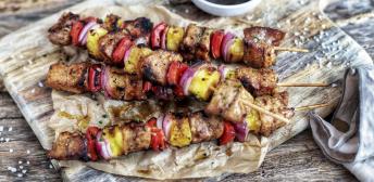 Brochetas de cerdo con piña