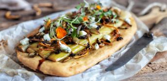 Coca de puerros, setas de temporada y queso azul