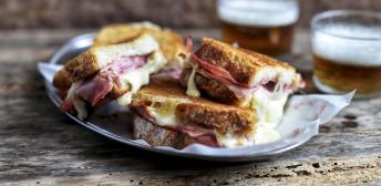 Sándwich de zapatilla de lacón y queso tetilla