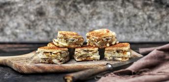 Mini sandwiches de champiñones, cebolla y queso