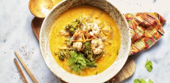 Sopa de gambones y leche de coco
