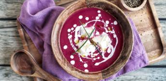 Sopa fría de remolacha con cubitos de yogur y cebollino