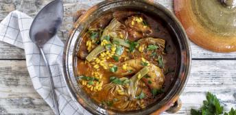 Arroz caldoso de conejo con alcachofas