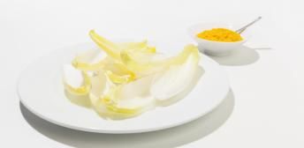 Tapa de endivias con mojo de zanahoria