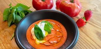Los alimentos de temporada son beneficiosos para nuestro organismo y dan un gran sabor a nuestros platos. Ahora es temporada de fresas y Eugeni de Diego te propone una receta ideal para disfrutarlas: un gazpacho con tomate y fresones.