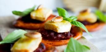 Mini pizzas de tomate con sobrasada
