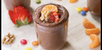 Para crear un equilibrio perfecto, acabamos la receta con una fruta ácida (fresones y mandarinas), que dan el contrapunto perfecto a la cremosidad y dulzura del chocolate.